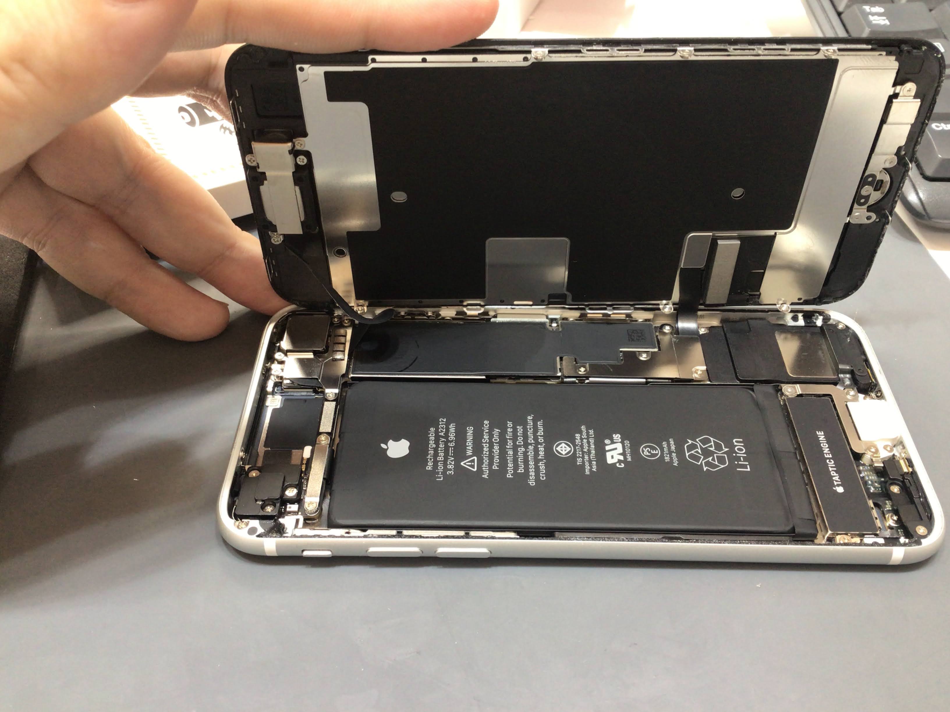 iPhoneSE2のバッテリー交換は、データそのまま・即日修理のスマホ修理工房イーアス高尾店へ！